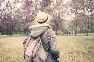 kvinnorna backpacking njuta med naturliga om turism resa