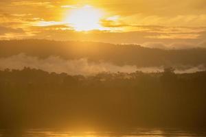 landskap soluppgång och dimma vid mekongfloden vacker morgon gyllene timmen mellan thailand - laos. foto