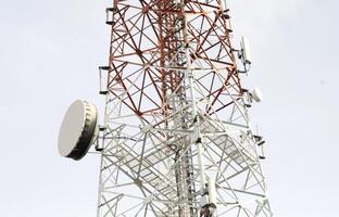 telekommunikation torn med klar himmel bakgrund. foto