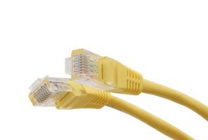 gul nätverk kablar med gjuten rj45 plugg isolerat på vit bakgrund foto