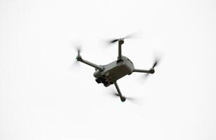 flygande Drönare quadcopter med en kamera på vit bakgrund. foto