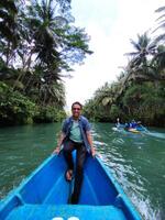 turister och fiskare segling på de maron flod, en dold paradis i pacitan, öst java, Indonesien. foto