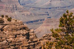 stor kanjon geologisk skikten stänga upp se av oländig stenar, mineral nyanser, USA foto