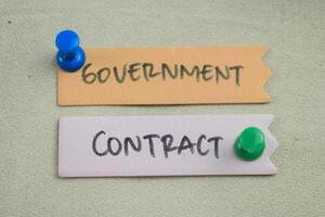 begrepp av regering kontrakt skriva på klibbig anteckningar isolerat på trä- tabell. foto