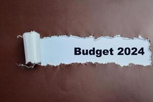 begrepp av budget 2024 text skriven i trasig papper. foto