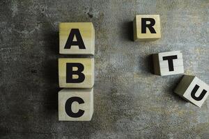 begrepp av de trä- kuber med de ord brev ABC på trä- bakgrund. foto