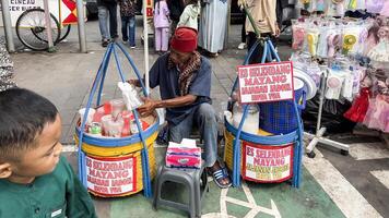 turister och lokal- är äter ut i de bås i de gata av jakarta i gammal stad historisk distrikt. de stad är känd för dess äkta asiatisk mat. bekasi, Indonesien, Maj 1, 2024 foto