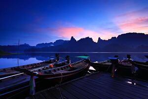 skön landskap ratchaprapha damm eller tugga lan sjö i khao sok nationell parkera, surat än mig provins, thailand foto