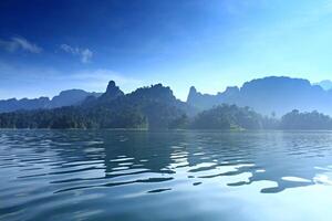 naturskön av khao sok nationell parkera, populär fastland nationell parkera destination i söder thailand foto