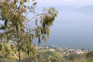 sjö kinneret. de sjöns kustlinje är de lägst land massa på jord foto