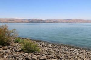 sjö kinneret. de sjöns kustlinje är de lägst land massa på jord foto