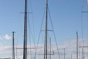 master i de hamn mot de blå himmel. foto