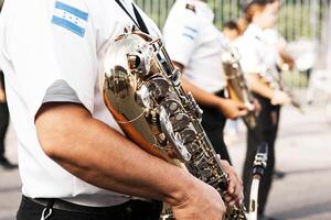 grupp av marscherande band innehav en trumpeter i en patriot parad. foto