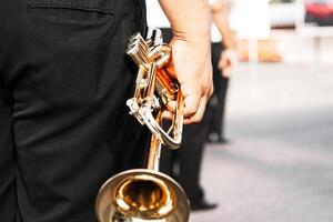 händer av person innehav en trumpet. musik och marscherande band begrepp. foto