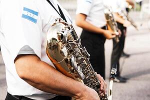 grupp av marscherande band innehav en trumpeter i en patriot parad. foto