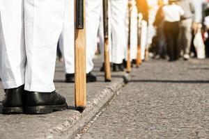 grupp av flottor bär militär stövlar i en patriotisk parad. foto