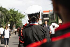 yngre grupp av en militär skola i bildning till patriot parad av honduras bär militär Kläder och hattar. foto