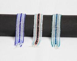 en grupp av tre hand sys platt beaded armband foto