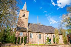 kyrka av john i by diepenheim på de norr väst kust av holland. hög kvalitet Foto