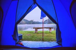 utsikten inuti tältet utanför, med utsikt över sjön, res camping vid sjö. reser naturen. resa relax, thailand. foto