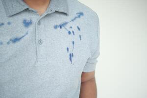 skjorta med blå bläck färga . foto