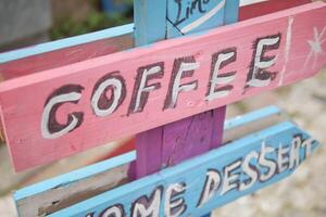 en tecken på en kaffe affär erbjudande annorlunda typer av kaffe. foto