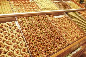 turkiska efterrätt baklava försäljning på affär foto