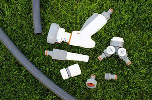 plast och slang för automatisk bevattning av trädgården foto