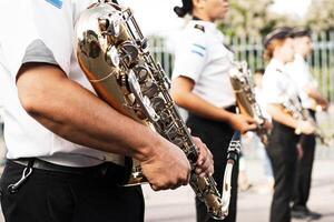 grupp av marscherande band innehav en trumpeter i en patriot parad. foto