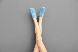 ben av vacker kvinna i snygga skor på färgbakgrund