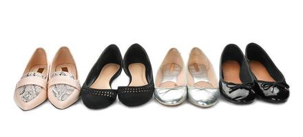 snygga kvinnliga skor på vit bakgrund foto