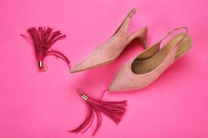 klassiska kvinnliga skor och örhängen på färgbakgrund foto