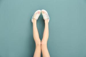 ben av vacker kvinna i snygga skor på färgbakgrund foto