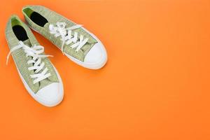 casual kvinnliga skor på färgbakgrund foto