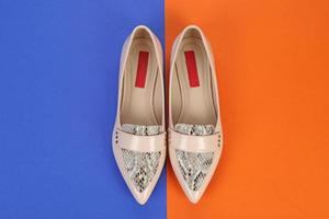 eleganta kvinnliga skor på färgbakgrund foto
