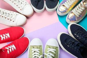 casual kvinnliga skor på färgbakgrund foto