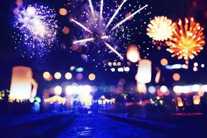 bakgrund festligt nyår med fyrverkerier och bokeh. nyårsfyrverkerier på stranden. foto