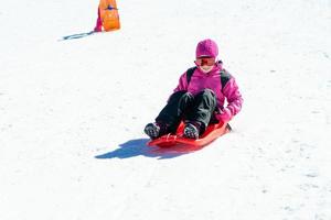 liten flicka pulka på Sierra Nevada skidort. foto