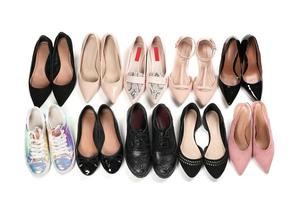 olika kvinnliga snygga skor på vit bakgrund, ovanifrån foto