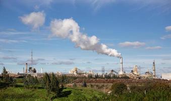 industriell träfabrik med rör som avger rök. finsa fabrik, santiago de compostela, Spanien foto