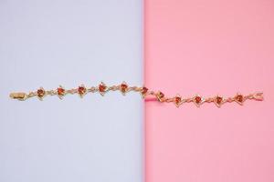 foto av kvinnors armband med röd safir dekoration