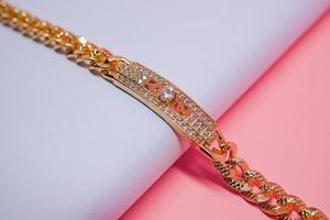 foto av fyrkantigt armband för kvinnor dekorerat med diamantpärlor