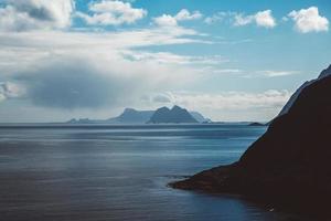 norge berg på öarna lofoten. naturligt skandinaviskt landskap