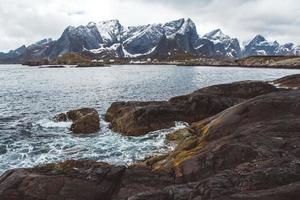 norge berg på öarna lofoten. naturligt skandinaviskt landskap. plats för text eller reklam