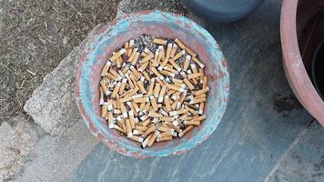 av en burk full av cigarett butts foto