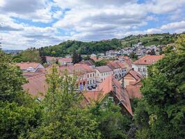 skön stadsbild landskap av byggnader och arkitektur i gammal stad omgiven förbi skog och kullar på krapina, kroatien, grevskap hrvatsko zagorje foto