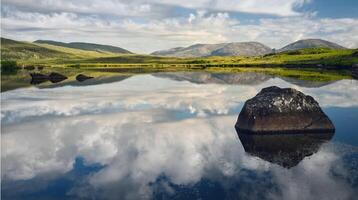 skön landskap landskap med bergen och himmel reflekterad i vatten på Lough aughawoolia i connemara nationell parkera, grevskap galway, irland foto