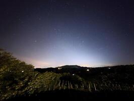 natt himmel, stjärnor, universum bakgrund, astrofotografering, kosmos tapet, mjölkig sätt och planeter på klenice, kroatien, hrvatsko zagorje foto