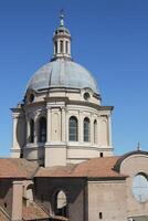 mantova Italien 10 09 2023 . röd kaklade tak i de stad av mantua. foto