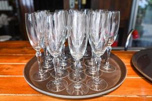 champagneglasställ på bordet - tomt glas champagne eller vinglas foto